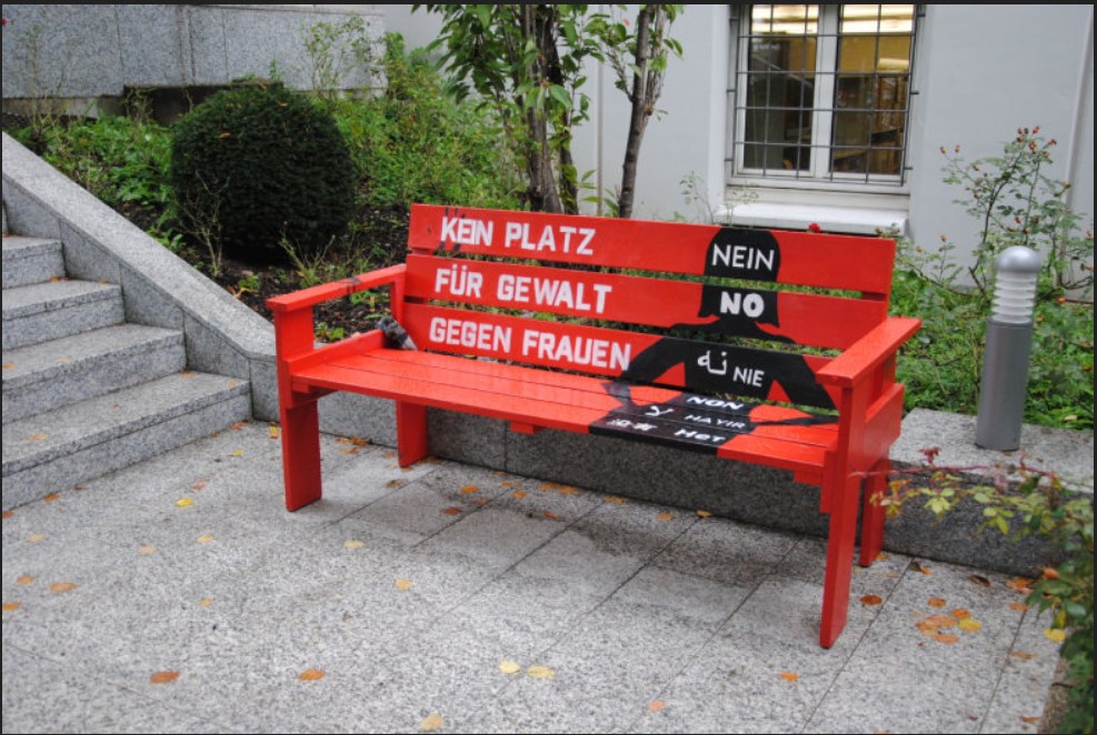„Kein Platz für Gewalt gegen Frauen“: Gesprächsrunde und außergewöhnliche Darstellung häuslicher Gewalt