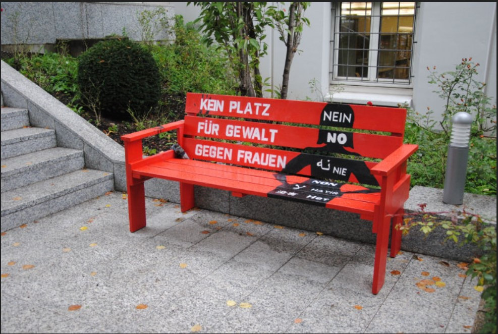 „Kein Platz für Gewalt gegen Frauen“: Gesprächsrunde und außergewöhnliche Darstellung häuslicher Gewalt